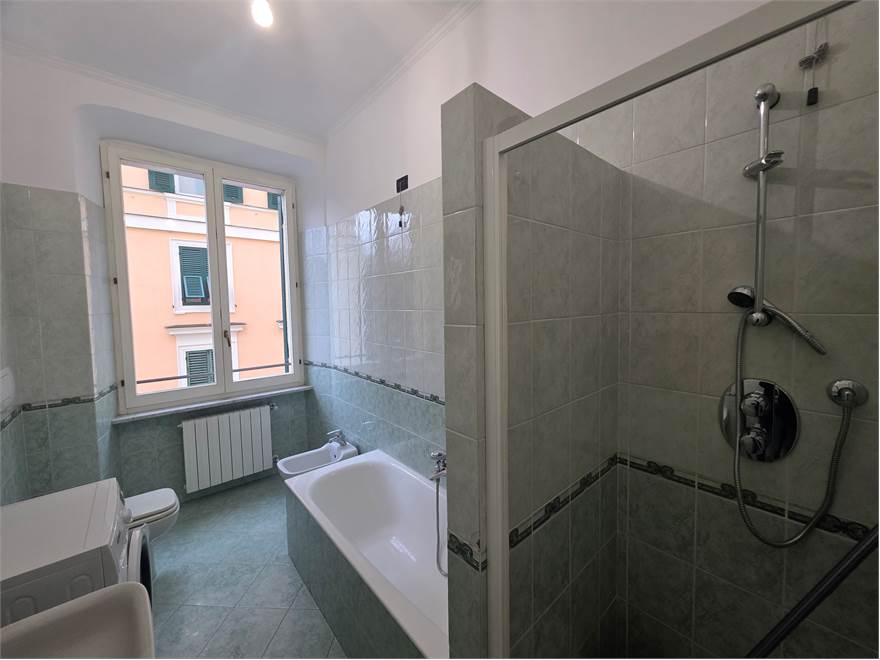 bagno con doccia e vasca