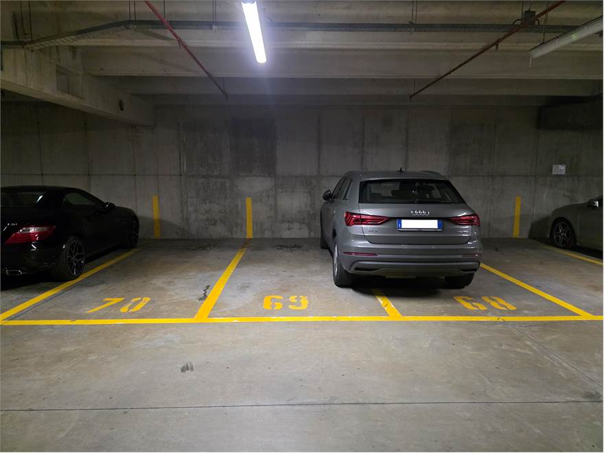un parcheggio e mezzo