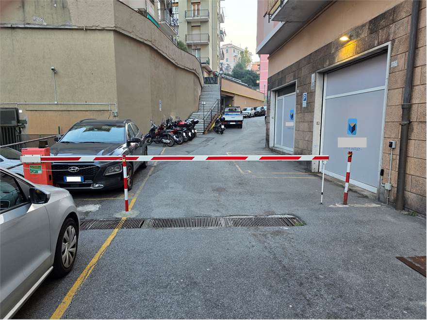 contesto privato con parcheggi