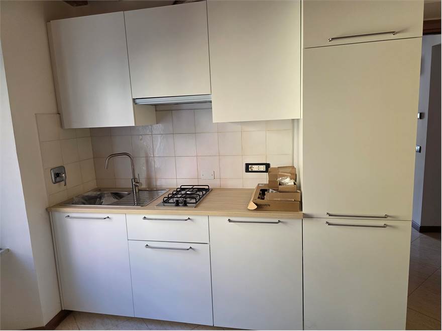 cucina nuova con lavatrice e frigo